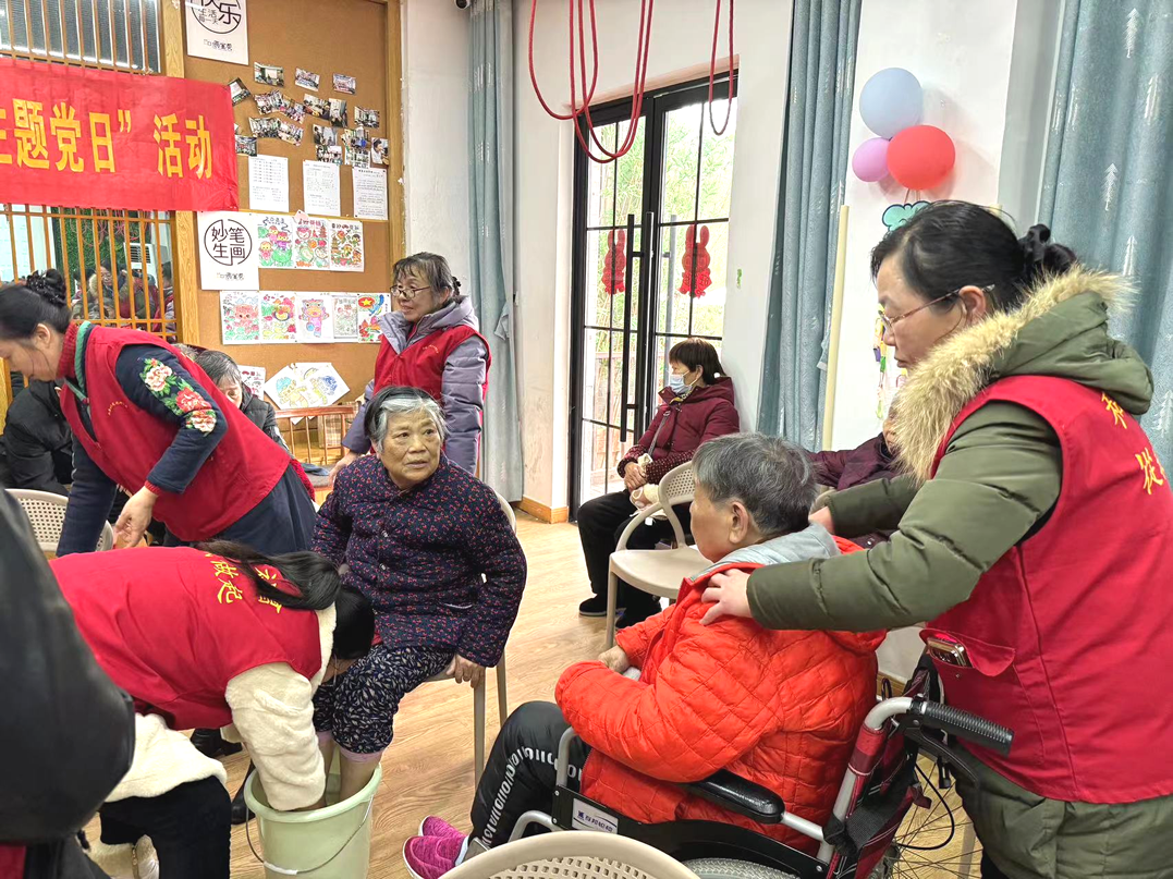 志愿者們?yōu)殚L(zhǎng)者剪發(fā)、洗腳修指甲、按摩等