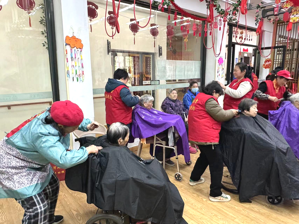 志愿者們?yōu)殚L(zhǎng)者剪發(fā)、洗腳修指甲、按摩等