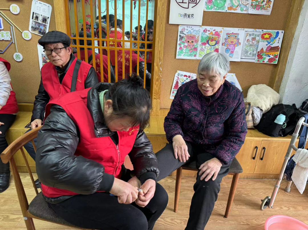 志愿者們?yōu)殚L(zhǎng)者剪發(fā)、洗腳修指甲、按摩等