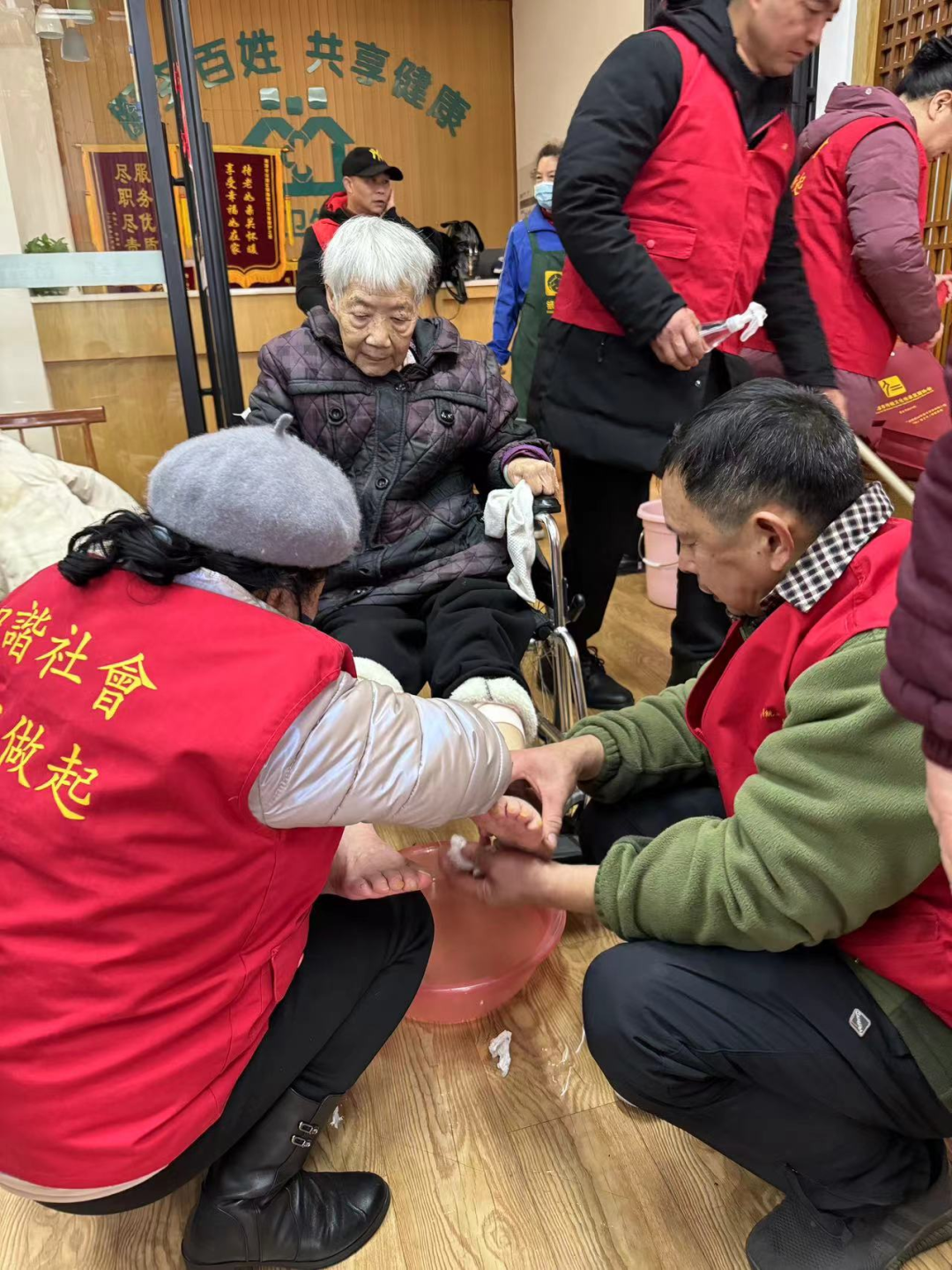 志愿者們?yōu)殚L(zhǎng)者剪發(fā)、洗腳修指甲、按摩等